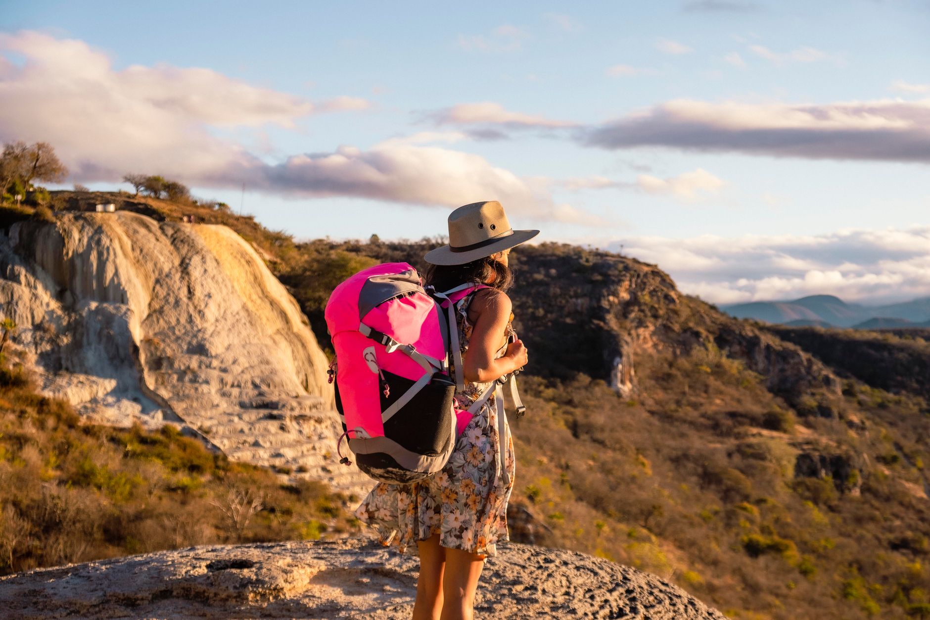 Investigador de viaje observando paisaje mexicano