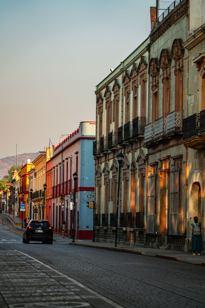 Mercado de Oaxaca con artesanías y mole