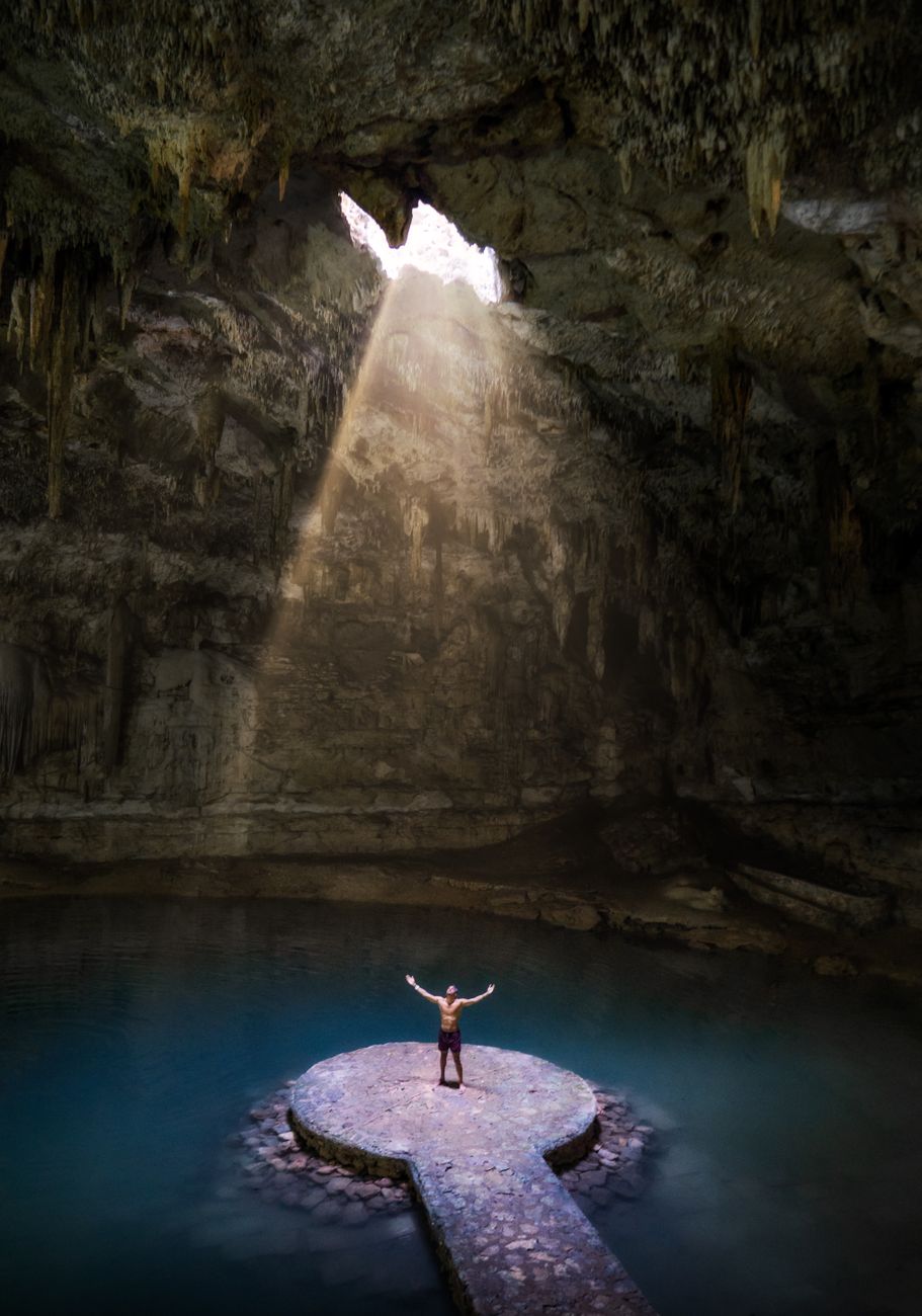 Cenote sagrado en la selva de Yucatán con aguas cristalinas