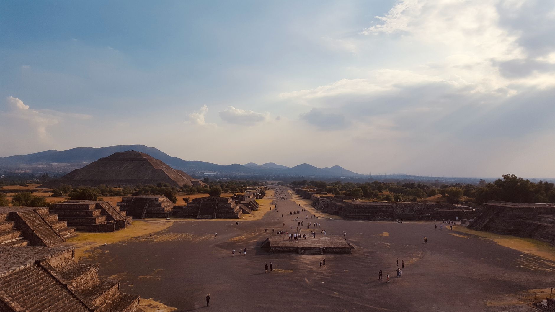 Paisaje icónico de México con pirámides y vegetación
